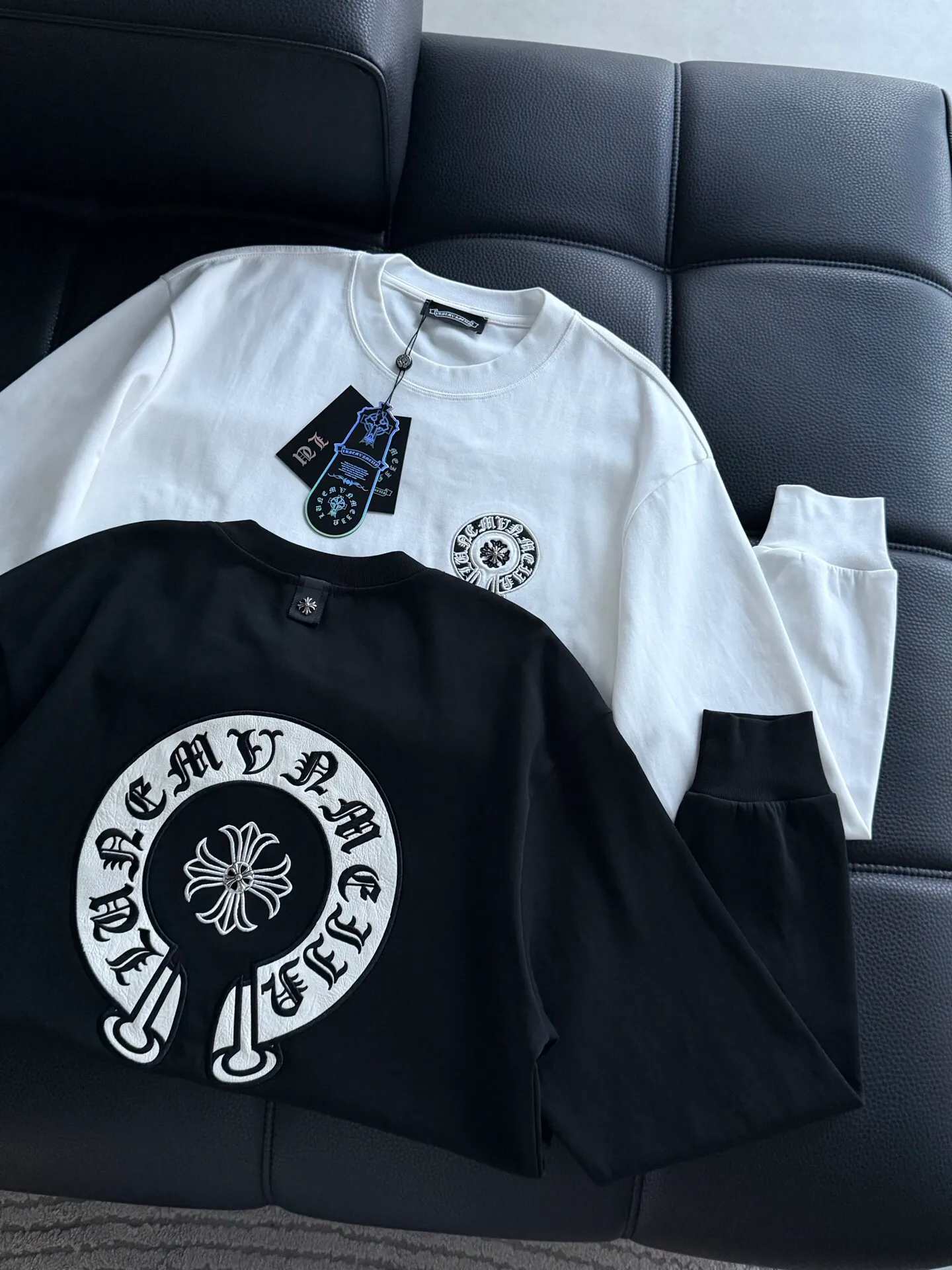 P400 ChromeHearts Chrome Heart Round Neck Long Sleeve The pursuit of quality absolutely guarantees quality! Using double-sided cotton fabric, the texture is clearly visible, the texture is soft, delicate and smooth, and the customized three-dimensional embroidery and leather patchwork technology is full of drape! The workmanship is fine and the shoulder lines are smooth. All imported chain machines are used to make the shoulder rolling strips. It has a certain thickness and is not made of cheap material but has a shiny feel that is comfortable and not tight on the upper body. It is the most avant-garde street item that can be easily matched by both men and women!  Color: black white Size: m-3xl Style number: 3576